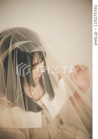 チュールを被った若い女性 110270392