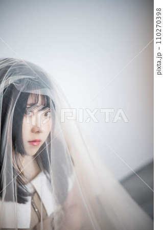 チュールを被った若い女性 チュールを被った若い女性 110270398