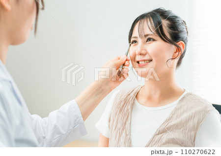 美容クリニックで二重整形のシミュレーションをする女性患者と美容外科の医師 110270622