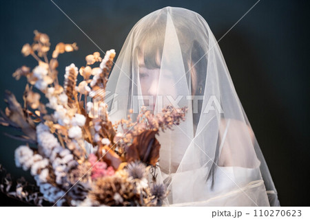 ドライフラワーを持った若い女性 110270623