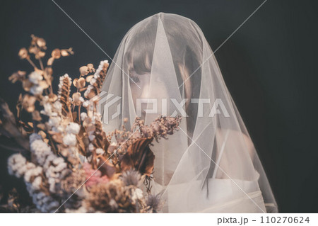 ドライフラワーを持った若い女性 110270624