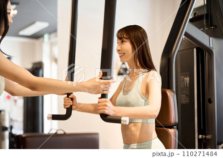ペクトラルフライマシンで胸筋を鍛える女性 110271484