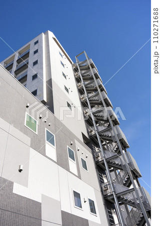 マンションの外階段 110271688