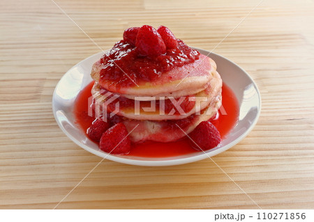 苺ソースがかかったいちごパンケーキ 苺ソースがかかったいちごパンケーキ 110271856