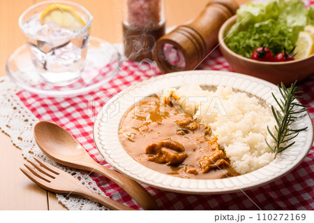 濃厚バター チキンカレー 生クリームとトマトとハーブのコク深い味わい 濃厚バター チキンカレー 生クリームとトマトとハーブのコク深い味わい 110272169