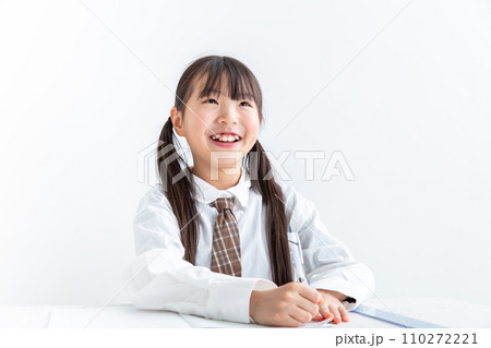 笑顔で勉強する女の子 girl studying with a smile 笑顔で勉強する女の子 girl studying with a smile 110272221