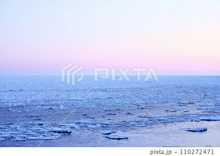 真冬の北海道オホーツク海の流氷と朝焼け 110272471