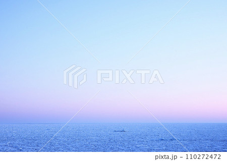 真冬の北海道オホーツク海の流氷と朝焼け 110272472