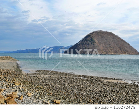 佐柳島から見る小島(香川県仲多度郡多度津町) 佐柳島から見る小島(香川県仲多度郡多度津町) 110272478