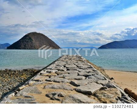 佐柳島から見る小島(香川県仲多度郡多度津町) 佐柳島から見る小島(香川県仲多度郡多度津町) 110272481