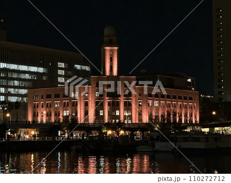 ライトアップされたクイーンの塔(横浜税関) ライトアップされたクイーンの塔(横浜税関) 110272712