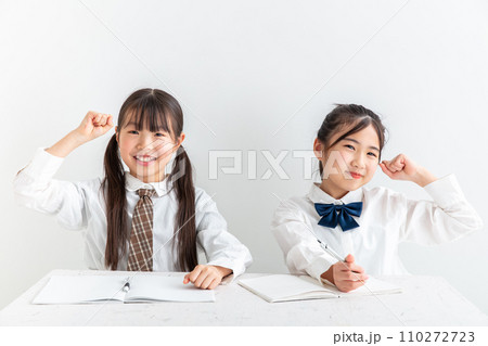 ガッツポーズする女の子　girl fist pumping 110272723