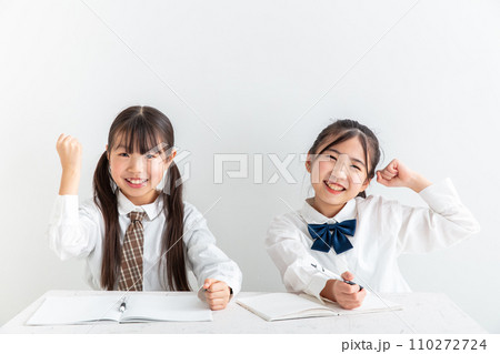 ガッツポーズする女の子 girl fist pumping ガッツポーズする女の子 girl fist pumping 110272724