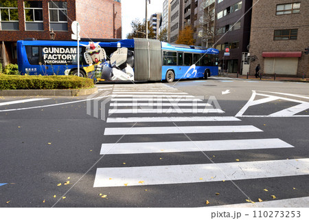 交差点を左折するベイサイドブルー 110273253