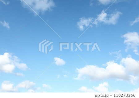 青空　空　雲　冬の空　背景　背景素材 110273256