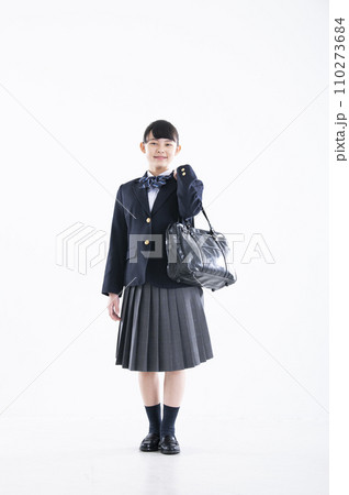 女子中学生　ポートレート　白バック　女の子　中学生　カメラ目線 110273684