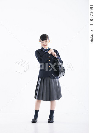 女子中学生　ポートレート　白バック　女の子　中学生　カメラ目線 110273691