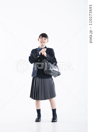 女子中学生　ポートレート　白バック　女の子　中学生　カメラ目線 110273693