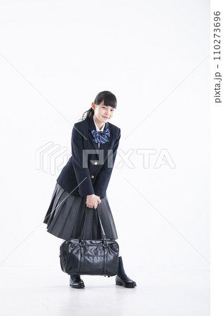 女子中学生 ポートレート 白バック 女の子 中学生 カメラ目線 女子中学生 ポートレート 白バック 女の子 中学生 カメラ目線 110273696