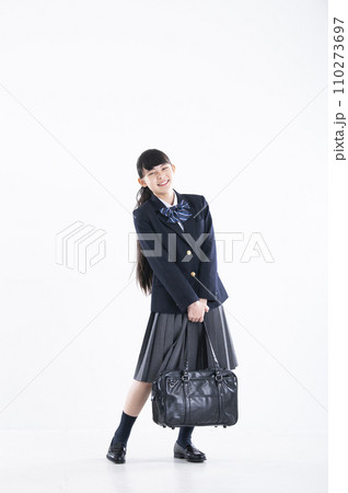 女子中学生　ポートレート　白バック　女の子　中学生　カメラ目線 110273697