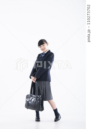 女子中学生　ポートレート　白バック　女の子　中学生　カメラ目線 110273702