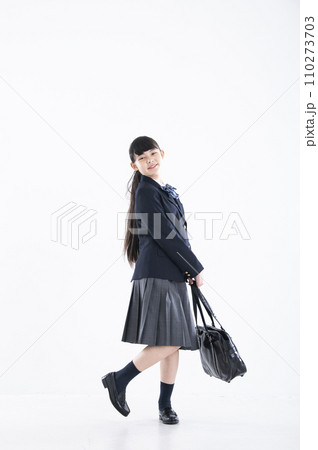 女子中学生　ポートレート　白バック　女の子　中学生　カメラ目線 110273703
