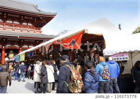 浅草寺の境内は羽子板を売る出店と、それを求める人で大混雑。江戸情緒に溢れた羽子板市は年末に 浅草寺の境内は羽子板を売る出店と、それを求める人で大混雑。江戸情緒に溢れた羽子板市は年末に 110273779
