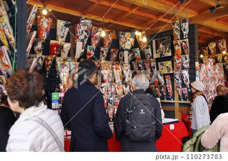 羽子板を選ぶ真剣な視線。江戸情緒いっぱいのイベント、羽子板市は年末の浅草寺の一大行事 羽子板を選ぶ真剣な視線。江戸情緒いっぱいのイベント、羽子板市は年末の浅草寺の一大行事 110273783