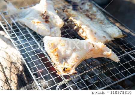 鱸を焚き火で焼く 鱸を焚き火で焼く 110273810