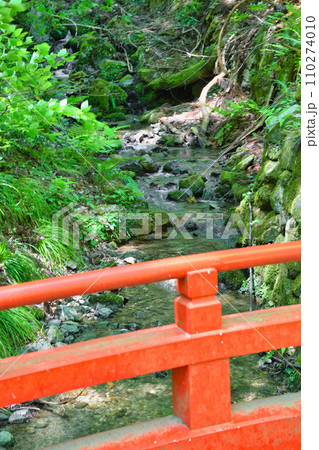 京都　新緑の貴船神社　思ひ川と思ひ川橋（京都府京都市） 110274010