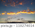 オレンジ色に染まる夕焼け雲 110274014
