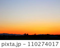美しい快晴の夕焼け空 110274017