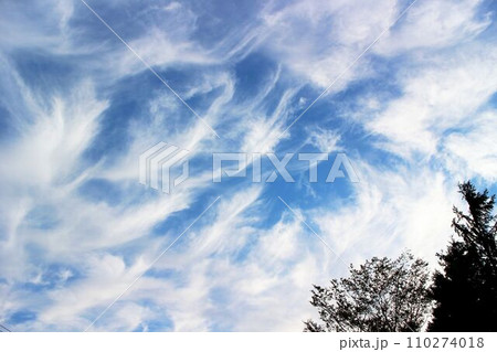 不思議な雲のパターンを見せる空 不思議な雲のパターンを見せる空 110274018