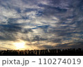 雲の多い夕焼け空とポプラ並木 110274019