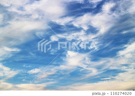 上空の強風を示す巻雲の群れ 110274020