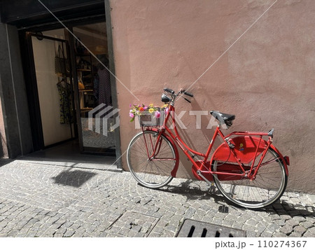 オルヴィエート旧市街に赤い自転車 オルヴィエート旧市街に赤い自転車 110274367
