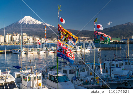 《静岡県》富士山と大漁旗を掲げる漁船・新年を迎える田子の浦港 《静岡県》富士山と大漁旗を掲げる漁船・新年を迎える田子の浦港 110274622