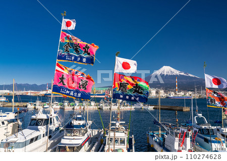 《静岡県》富士山と大漁旗を掲げる漁船・新年を迎える田子の浦港 《静岡県》富士山と大漁旗を掲げる漁船・新年を迎える田子の浦港 110274628