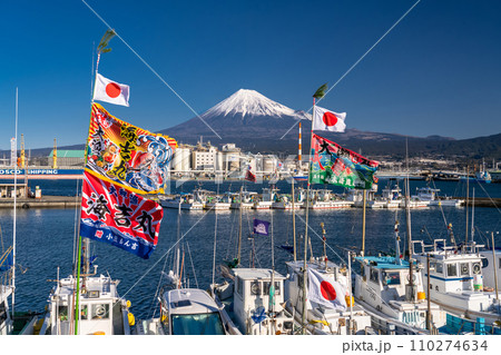 《静岡県》富士山と大漁旗を掲げる漁船・新年を迎える田子の浦港 110274634