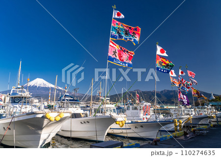 《静岡県》富士山と大漁旗を掲げる漁船・新年を迎える田子の浦港 110274635