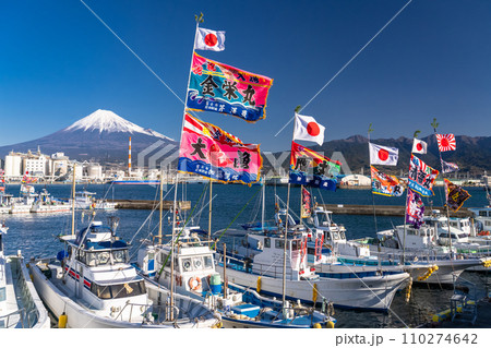 《静岡県》富士山と大漁旗を掲げる漁船・新年を迎える田子の浦港 《静岡県》富士山と大漁旗を掲げる漁船・新年を迎える田子の浦港 110274642