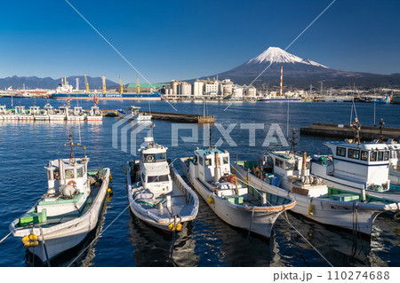 《静岡県》富士山と漁船・早朝の田子の浦港 110274688
