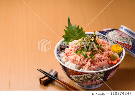 ねぎとろ丼 まぐろのたたき丼 ねぎとろ丼 まぐろのたたき丼 110274847