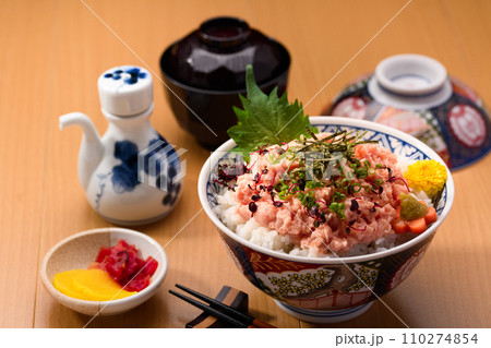 ねぎとろ丼 まぐろのたたき丼 ねぎとろ丼 まぐろのたたき丼 110274854