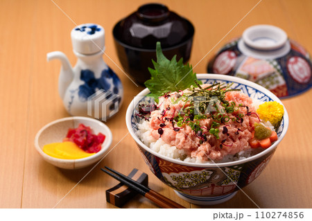 ねぎとろ丼 まぐろのたたき丼 ねぎとろ丼 まぐろのたたき丼 110274856