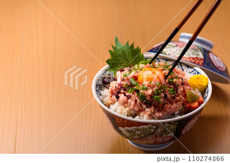 ねぎとろ丼 まぐろのたたき丼 ねぎとろ丼 まぐろのたたき丼 110274866