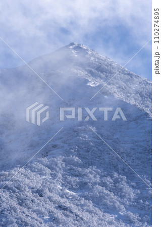 冬山登山のイメージ　大山 110274895