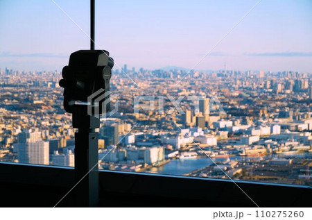 展望台の望遠鏡と目前に広がる都市の風景 110275260