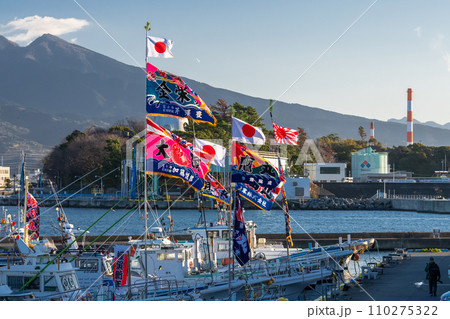 《静岡県》大漁旗を掲げる漁船・新年を迎える田子の浦港 《静岡県》大漁旗を掲げる漁船・新年を迎える田子の浦港 110275322