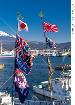 《静岡県》大漁旗を掲げる漁船・新年を迎える田子の浦港 110275324